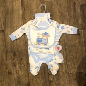 Never worn, newborn boys, 5 piece outfit
